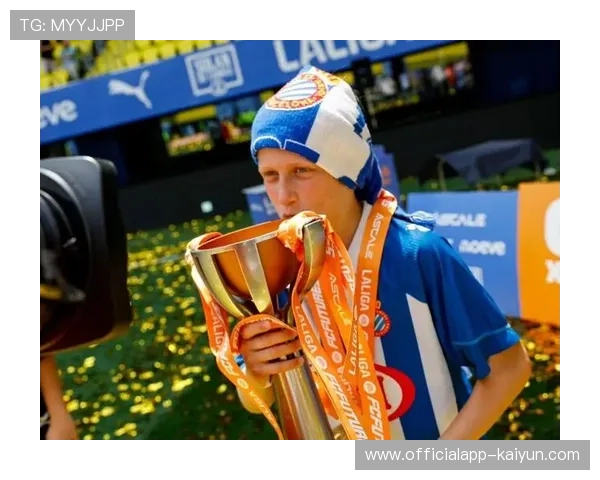 传奇之子卢卡·比利亚身披父亲7号球衣完成西甲希望之星首秀